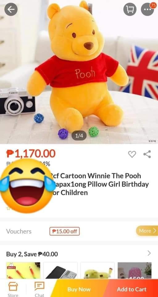 Chú gấu Pooh này quảng cáo trên 1 trang thương mại điện tử được may bằng loại vải mềm, không có lông. Gương mặt khẽ mỉm cười tươi tắn rất dễ thương.