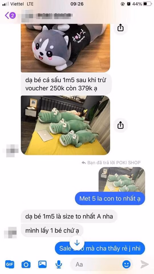 Theo lời của chủ shop online, con cá sấu bông này dài 1m5, có thể ôm thỏa thích ngang người khi ngủ nên cô gái không chần chừ mà đặt mua sản phẩm này.