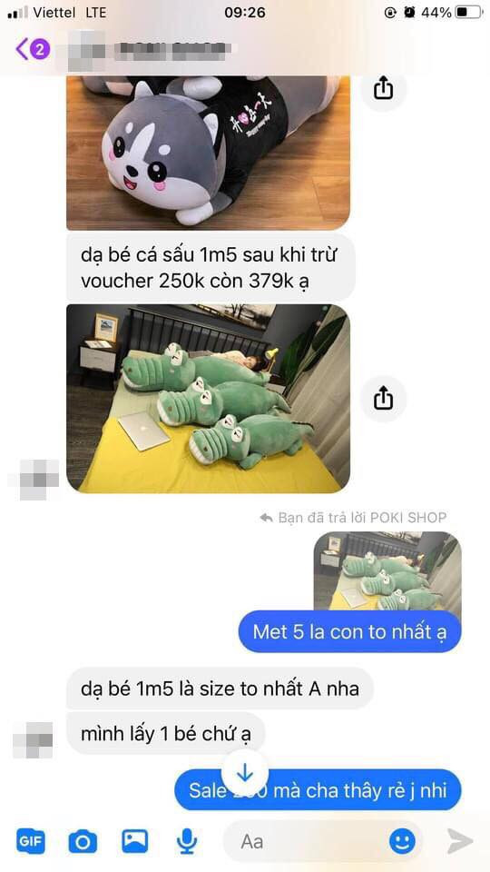 Theo lời của chủ shop online, con cá sấu bông này dài 1m5, có thể ôm thỏa thích ngang người khi ngủ nên cô gái không chần chừ mà đặt mua sản phẩm này.