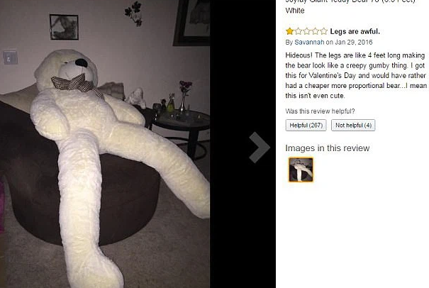 Tương tự như trường hợp trên, chú gấu bông này được người bán đăng tải và quảng cáo trên Amazon với hình ảnh khá dễ thương. Và trái ngược với sự hào hứng lúc đợi chờ cũng như khui hộp, gấu bông nọ đã làm người mua một phen bối rối khi mà chiều cao quảng cáo 1m98 của gấu ta đã có tới... 98cm là đôi chân.