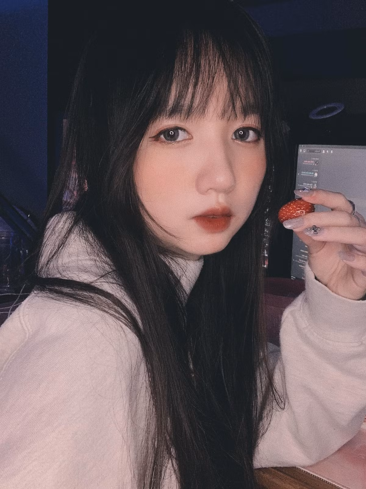 Nhờ lợi thế ngoại hình, nữ sinh luôn để lại ấn tượng mạnh mẽ trong lòng mọi người ngay từ lần đầu gặp mặt. Hiện tại trang cá nhân của Thảo Linh nhận được hàng trăm ngàn lượt theo dõi và hàng nghìn bình luận khen ngợi.