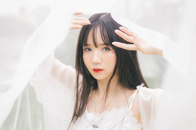 Thảo Linh sở hữu một gương mặt xinh đẹp với sống mũi cao, đôi mắt to tròn, miệng cười duyên dáng, thân hình cân đối với chiều cao ấn tượng và số đo 3 vòng hoàn hảo.