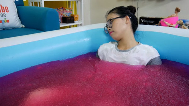 Lên tiếng đáp trả về những ý kiến này, Thơ Nguyễn chia sẻ rằng cô cảm thấy buồn vì một vài người sử dụng video của mình để biến tấu, cắt ghép, phục vụ mục đích câu view rẻ tiền.