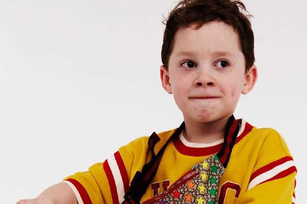 Đã 10 tuổi nhưng nụ cười giả trân của Gavin Thomas vẫn như ngày nào. Ảnh: IGNV