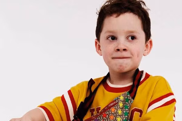 Đã 10 tuổi nhưng nụ cười giả trân của Gavin Thomas vẫn như ngày nào. Ảnh: IGNV