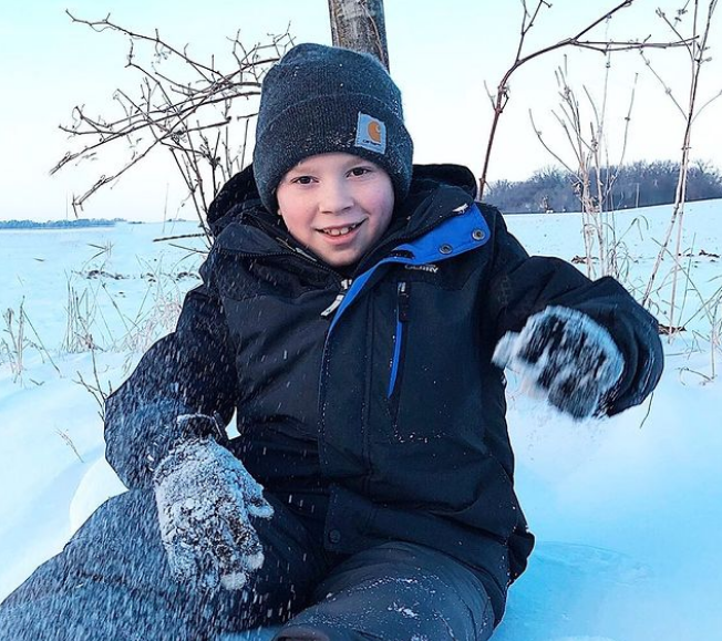 Hiện tại, cậu bé đã 10 tuổi và vẫn giữ được nụ cười "giả trân" khiến fan thích thú.