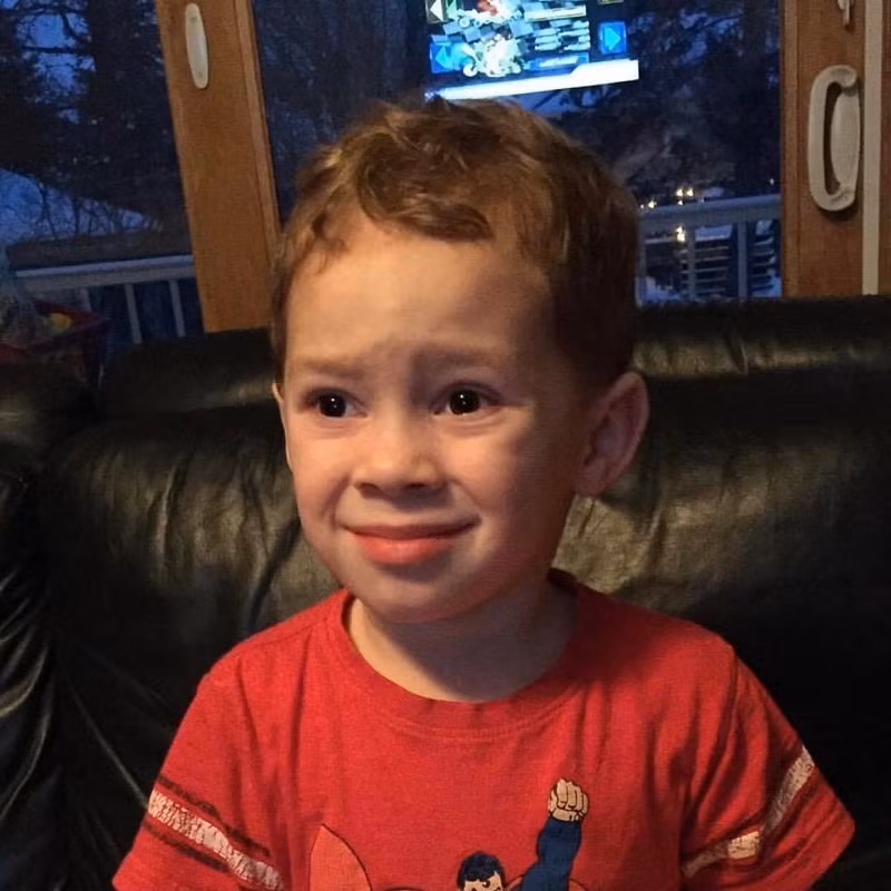 Gavin Thomas (sinh năm 2010 tại Mỹ) là cậu bé nổi tiếng với khuôn mặt "đậm chất giải trí" mang những biểu cảm "khó đỡ" khác nhau, từ hoang mang, khó hiểu đến bất lực, bế tắc,...Cộng đồng mạng đã đặt cho cậu bé cái tên " thánh meme" hay "vua ảnh chế".