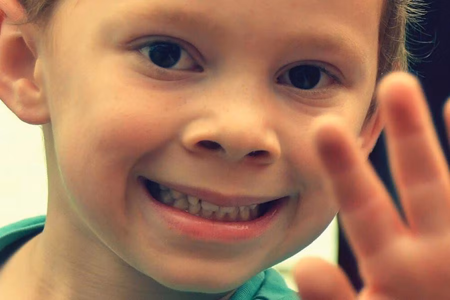 Cộng đồng mạng đặc biệt yêu thích bức ảnh mang "nụ cười giả trân" của Gavin Thomas, nhiều người đã sử dụng nó để thể hiện biểu cảm khó đỡ, cười gượng ép trong những tình huống khó chịu khi bình luận dạo ở các diễn đàn.