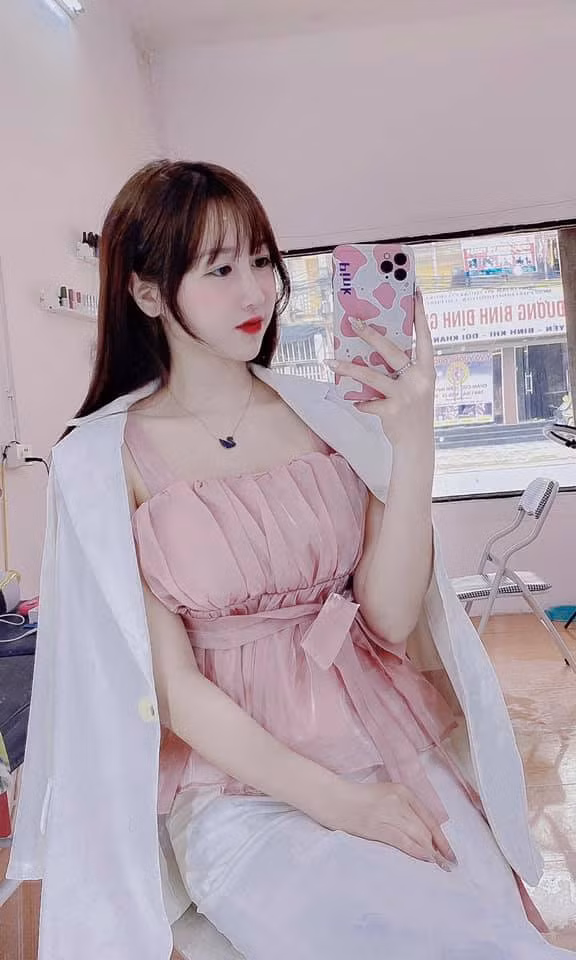 Vào năm 2020, Hương Trà từng nổi đình nổi đám khi vào vai "chị Hằng" trong dịp Trung thu. Sở hữu khuôn mặt bầu bĩnh khiến người đối diện xao xuyến, đáng yêu và nụ cười tươi duyên dáng Hương Trà được nhiều người gọi là cô giáo hot girl.