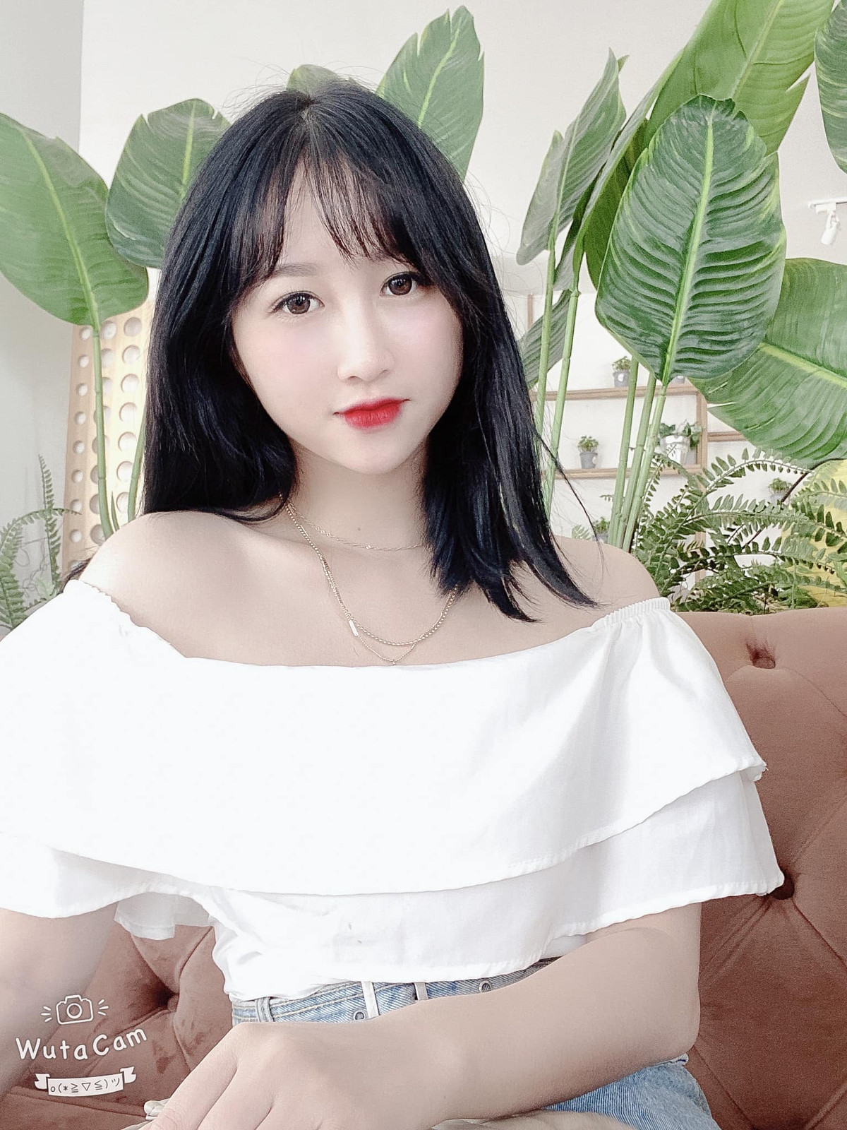 Trước đó, cô giáo trẻ bắt đầu được nhiều người biết đến sau một cuộc thi ảnh trên mạng xã hội và được cho là có nét giống hot girl Quỳnh Anh Shyn.