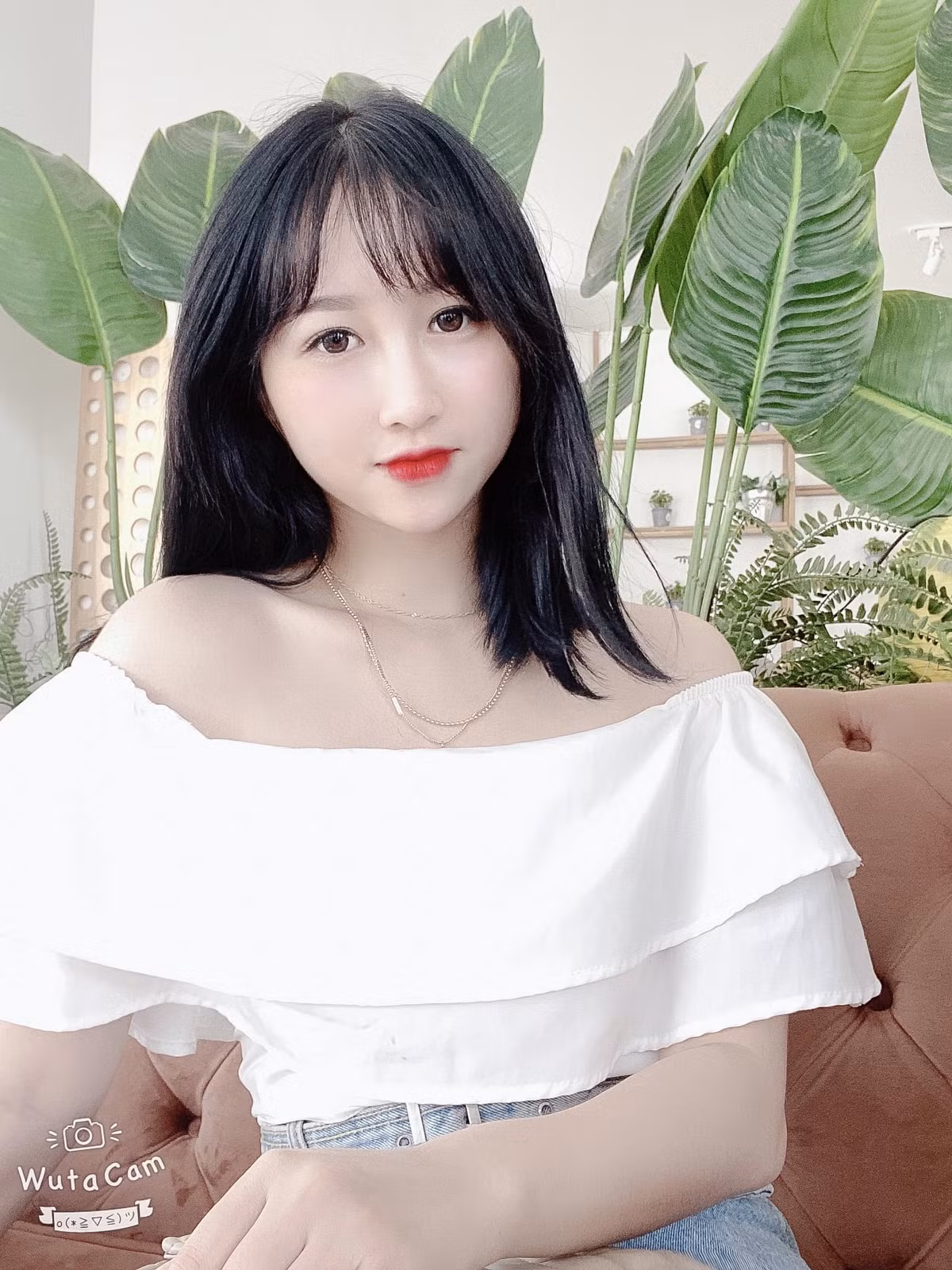 Trước đó, cô giáo trẻ bắt đầu được nhiều người biết đến sau một cuộc thi ảnh trên mạng xã hội và được cho là có nét giống hot girl Quỳnh Anh Shyn.