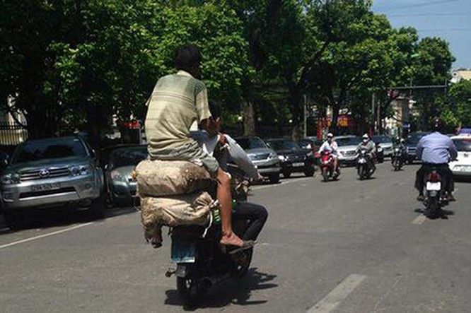 Một pha chở hàng cồng kềnh "đi vào lòng đất". Ảnh: Tổng hợp