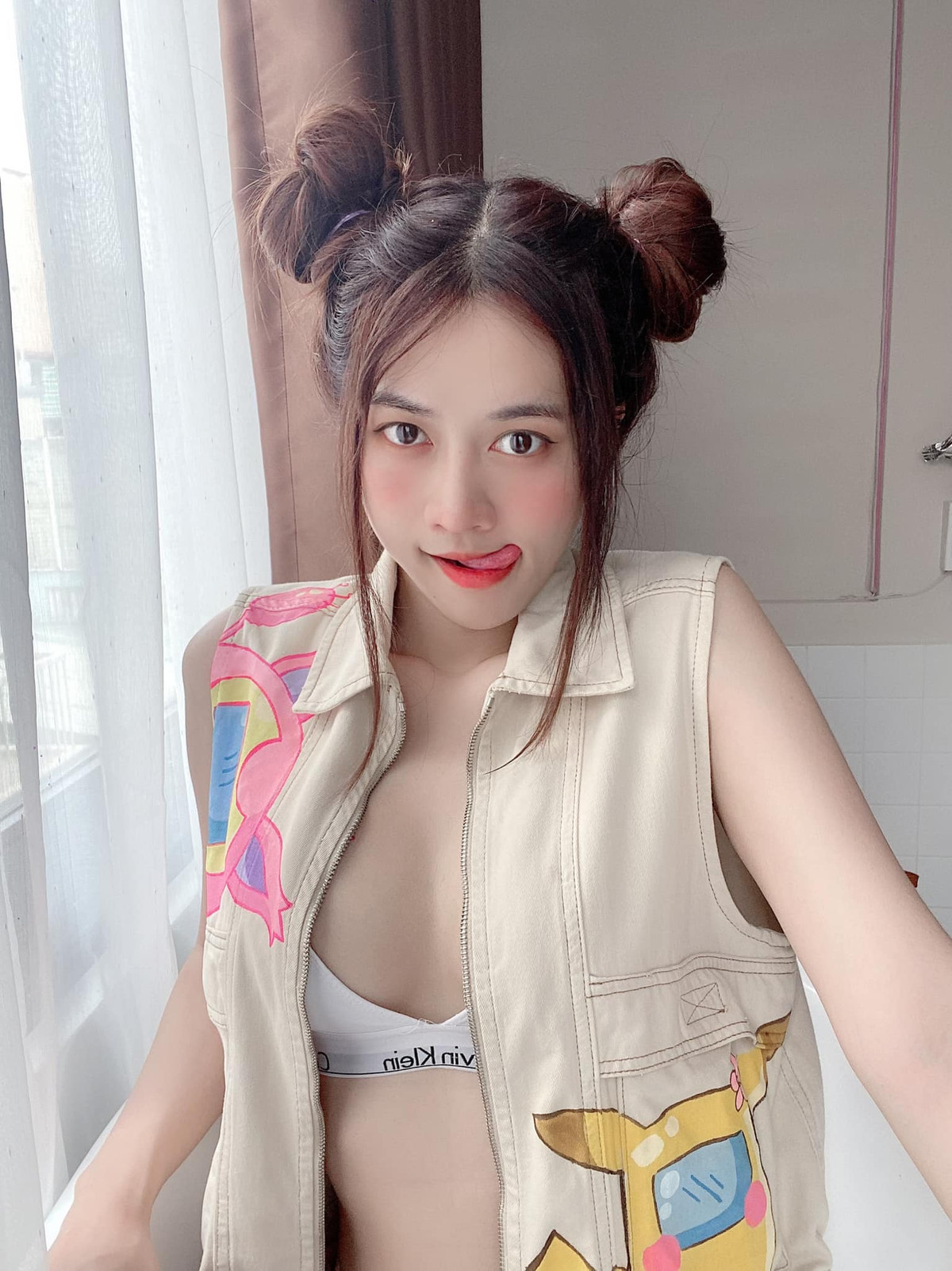 Lê Bống khoe ảnh đốt mắt người nhìn từ gương mặt cho đến body bốc lửa.