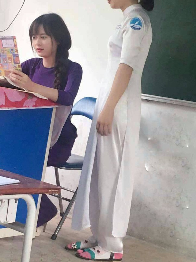 Ngay sau khi những hình ảnh này được chia sẻ trên mạng xã hội, nữ giáo viên này đã trở thành tâm điểm truy lùng.