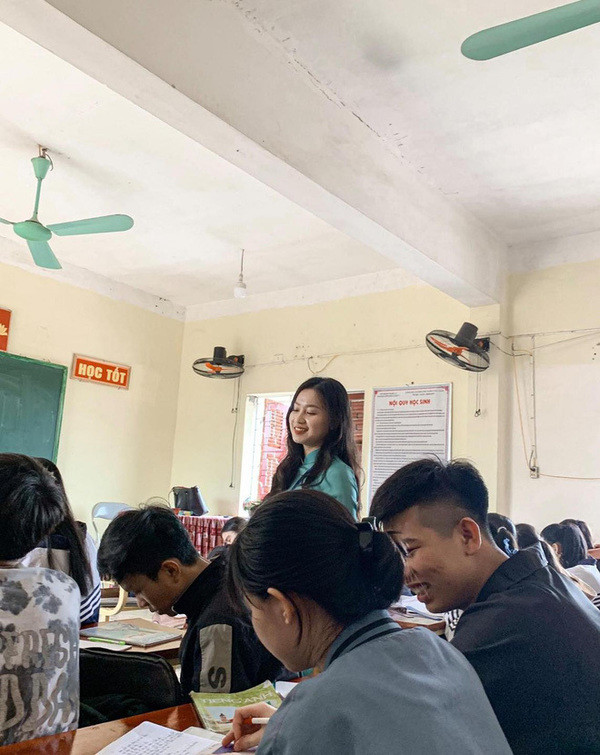 Dù là chụp chính diện hay góc nghiêng, cô giáo cũng được khen ngợi vì vẻ đẹp của mình.