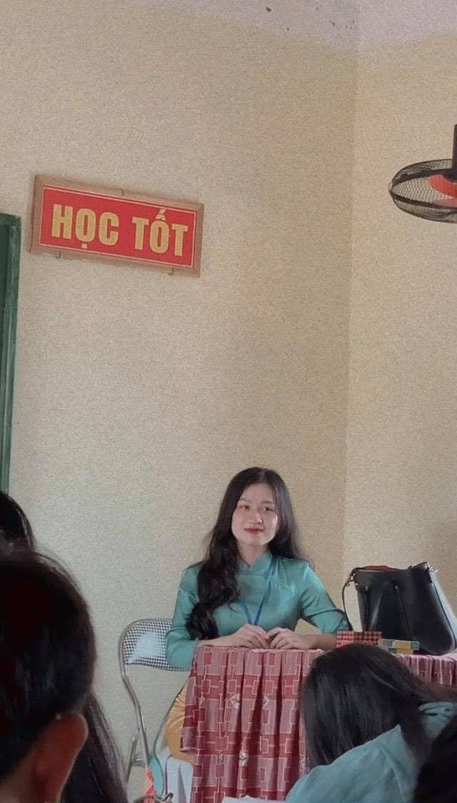 Mặc dù đây chỉ là những bức ảnh chụp lén, thế nhưng vẻ đẹp của cô giáo này vẫn không hề bị lu mờ.