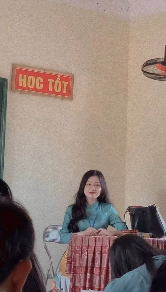 Mặc dù đây chỉ là những bức ảnh chụp lén, thế nhưng vẻ đẹp của cô giáo này vẫn không hề bị lu mờ.