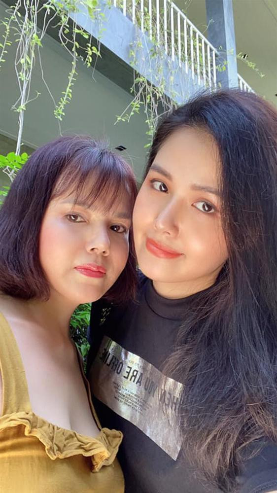 Mẹ Phanh Lee tên Thu Nguyễn, cô đã nhiều lần xuất hiện bên con gái trong nhiều bức ảnh. Với nhan sắc quá nổi bật trên của người mẹ, dân tình bày tỏ giờ mới hiểu vì sao Phanh Lee lại sở hữu ngoại hình ấn tượng đến thế.