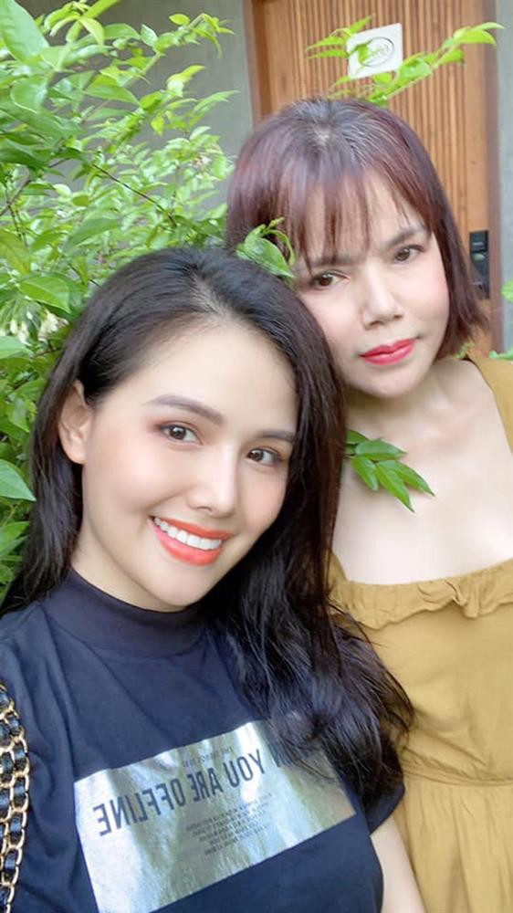 Đặc biệt khi biết nhan sắc tuổi 57 của cô Thu ở hiện tại thì nhiều người lại càng ngạc nhiên hơn. Bởi dù đã gần chạm mốc U60 nhưng sự trẻ trung, xinh đẹp của cô vẫn khiến người ta phải trầm trồ.