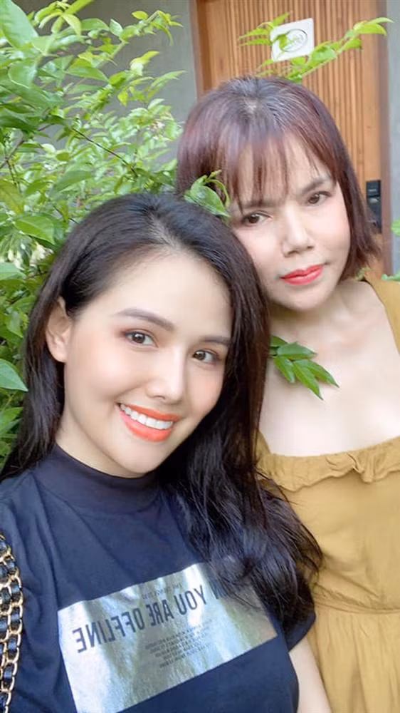 Đặc biệt khi biết nhan sắc tuổi 57 của cô Thu ở hiện tại thì nhiều người lại càng ngạc nhiên hơn. Bởi dù đã gần chạm mốc U60 nhưng sự trẻ trung, xinh đẹp của cô vẫn khiến người ta phải trầm trồ.