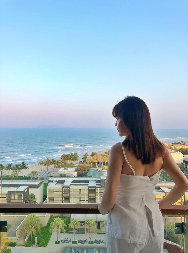 Ngoài gương mặt sắc nét, phong cách thời trang hiện đại, làn da căng mịn của vị phụ huynh này khiến gương mặt "hack" thêm vài tuổi.