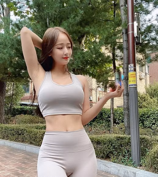 Dù không sở hữu chiều cao quá nổi bật, nhưng Dasom rất khéo chọn trang phục tôn thể hình "bom di động".