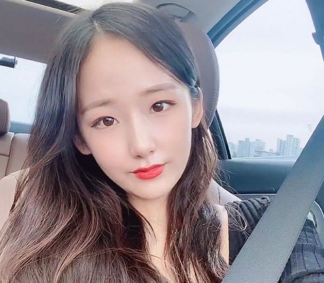 Trên instagram cá nhân có hơn 400.000 lượt theo dõi, Dasom rất chịu khó "gây mê" người hâm mộ bằng những hình ảnh diện trang phục bó sát khoe vòng eo con kiến.