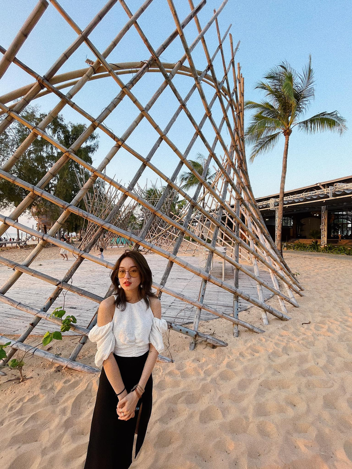 Hot girl Mi Vân (tên thật là Nguyễn Mi Vân, SN 1988) là một trong những hotgirl đời đầu đình đám cùng thời với Thủy Top, Hoàng Thùy Linh, Vân Navy…