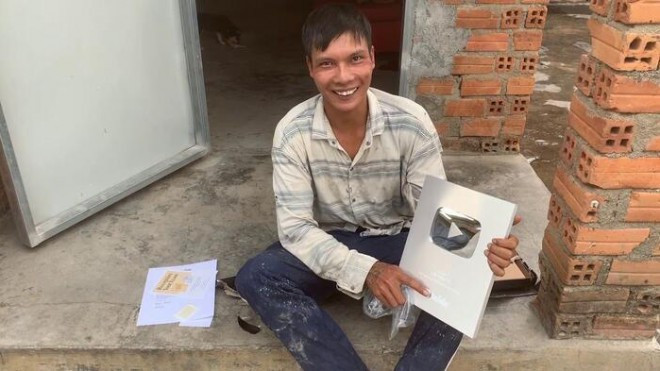 Sau khi lấn sân mảng Youtube và trở thành "Youtuber phụ hồ", Phạm Văn Lộc hiện đã có hơn 1 triệu lượt đăng ký, từng giành nút Bạc Youtube,..