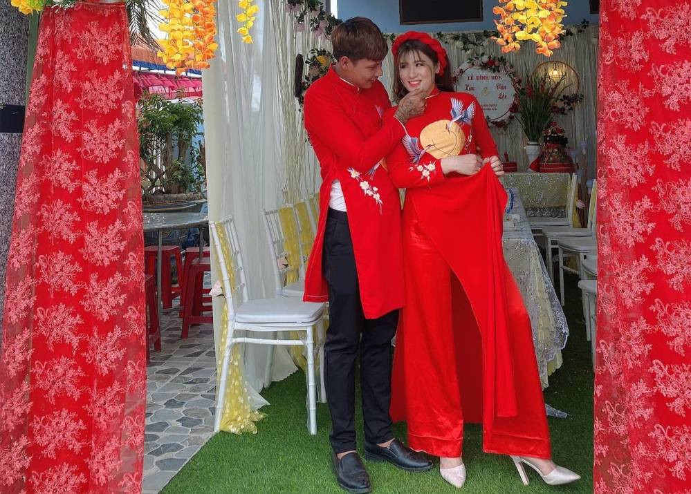 Trong ảnh, cả 2 diện áo dài đỏ, cô dâu xinh đẹp e ấp khi đứng cạnh chồng. Sau khi những hình ảnh về lễ ăn hỏi của Lộc Fuho được chính anh chia sẻ, cư dân mạng đã tò mò và khá bất ngờ về nhan sắc xinh đep của cô dâu.