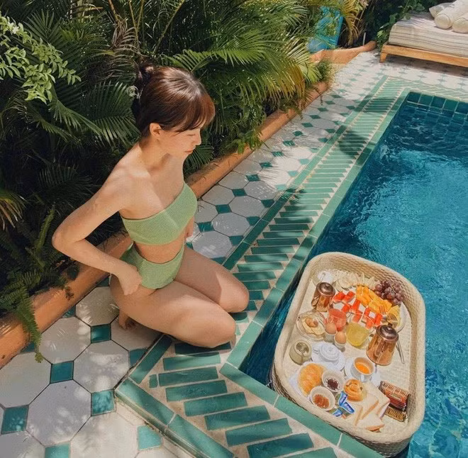 Hot girl triệu followers không quên tạo dáng ngồi bambi siêu hot.