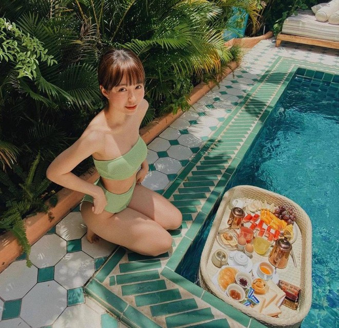 Hot girl Hà Thành lựa chọn bộ bikini 2 mảnh màu xanh, với body không chỗ chê cùng đường cong nóng bỏng, Mẫn Tiên nhanh chóng "đốn tim" cộng đồng mạng khi quay trở lại đường đua nhan sắc.