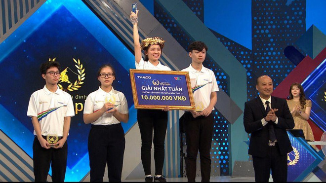 Được biết, nữ sinh này có thành tích học tập khá ấn tượng. Cô nàng từng đạt giải "Học sinh 3 tốt" cấp Trung ương, giải Nhất gameshow "Dân ta phải biết Sử ta", giải Nhất - Nhì - Ba cuộc thi học sinh giỏi cấp Tỉnh...