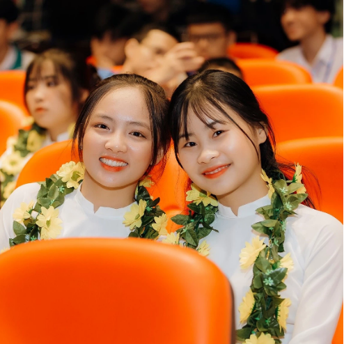 Dù góc chụp từ dưới lên nhưng Hương vẫn xinh bất chấp. Rất nhiều cư dân mạng sau đó đã để lại những bình luận ngợi khen ngoại hình của thí sinh này.