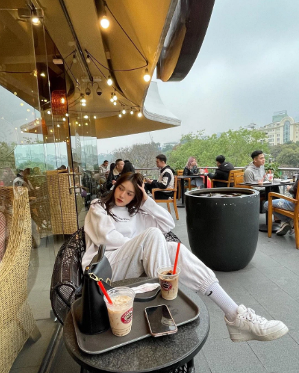 Ngoài mặc những trang phục bánh bèo, gợi cảm, Hồng Hạnh cũng đổi gió hơi hướng street style mỗi khi dạo phố.