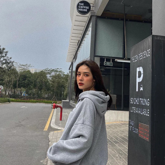 Hiện tại, ngoài làm việc cho một công ty truyền thông, Hồng Hạnh còn là diễn viên tự do, tham gia nhiều phim ngắn, webdrama hay diễn xuất trong một số vlog. Cô cũng thử sức với lĩnh vực tương tự như viết kịch bản, sản xuất các chương trình.