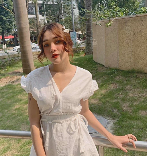 "Bạn gái tin đồn" Huỳnh Phương đã có màn thay đổi nhan sắc, phong cách "đi vào lòng người", nhưng nhìn chung cô nàng vẫn giữ được vẻ đẹp vốn có của mình.