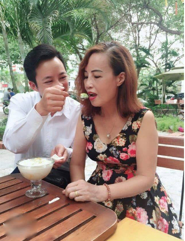 Trong một số bức ảnh trước đây, đôi mắt của anh Hoa Cương cũng biến dạng chỉ vì chỉnh ảnh quá đà.