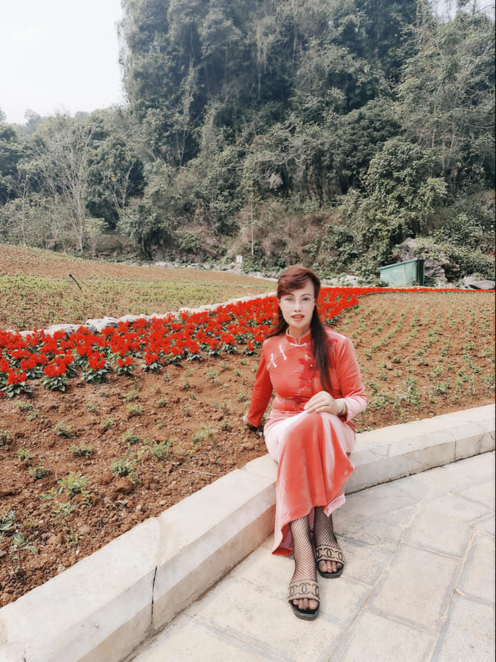 Nếu mắt của anh Hoa Cương vừa đen vừa dài, làn da trắng bất thường thì gương mặt của chị Sao thay đổi liên tục khi thì tròn trịa, lúc lại quá dài thậm chí méo mó.