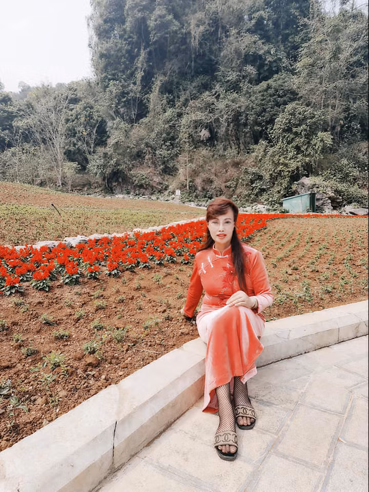 Nếu mắt của anh Hoa Cương vừa đen vừa dài, làn da trắng bất thường thì gương mặt của chị Sao thay đổi liên tục khi thì tròn trịa, lúc lại quá dài thậm chí méo mó.