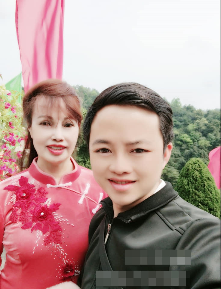 Mới đây trên trang cá nhân, cô dâu Cao Bằng gây chú ý khi khoe ảnh đi chơi cùng chồng trẻ. Dù chỉ là đi dã ngoại nhưng cả 2 đã có vô số tấm hình tình tứ để đăng lên mạng.