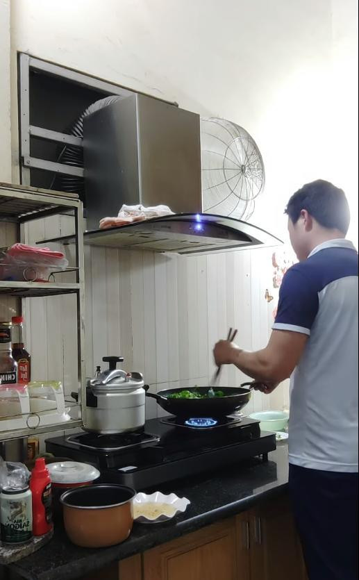 Được biết, đây không phải lần đầu tiên cặp vợ già chồng trẻ bị bóc mẽ lạm dụng phần mềm chụp ảnh. Cứ mỗi lần xuất hiện cùng nhau là cô dâu Thu Sao hoặc chồng Hoa Cương sẽ bị cư dân mạng "bóc mẽ" nhan sắc.