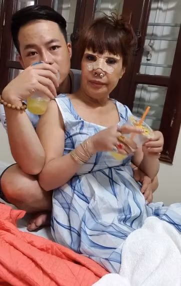 Kể từ khi cô dâu Thu Sao phẫu thuật thẩm mỹ níu kéo thanh xuân, mọi nhất cử nhất động của cặp đôi càng được để ý nhiều hơn.