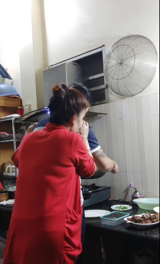 Ngoài đăng ảnh đi chơi, cô dâu Cao Bằng còn livestream khoe cảnh ông xã nấu ăn cho mình. Cặp đôi thường xuyên chụp ảnh tình tứ và đăng lên trang cá nhân.