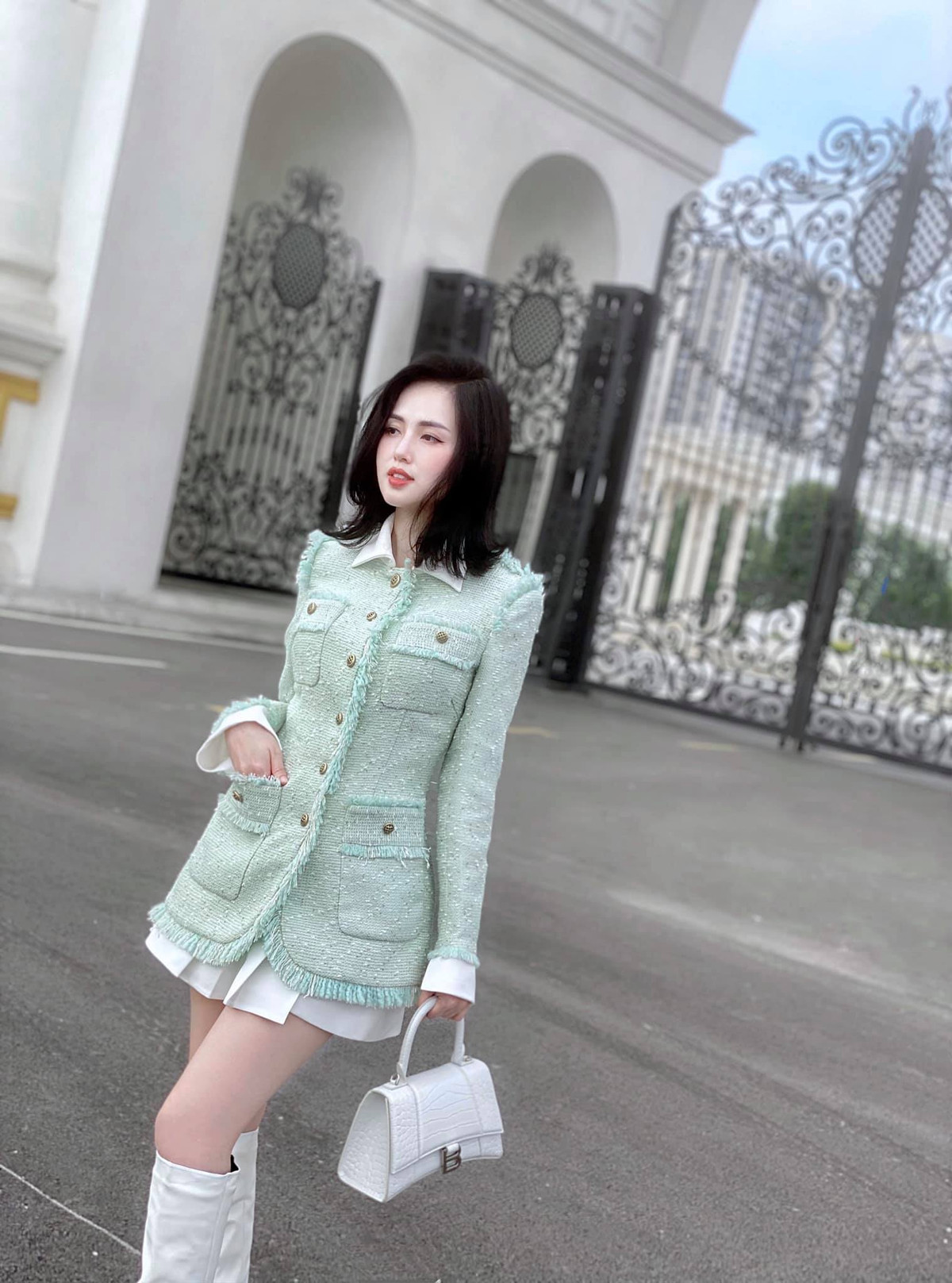 Cựu hot girl ngày nào thường xuyên được chồng tặng những món đồ đắt đỏ và sở hữu loạt đồ hiệu đến từ các thương hiệu đình đám. Ảnh: FBNV