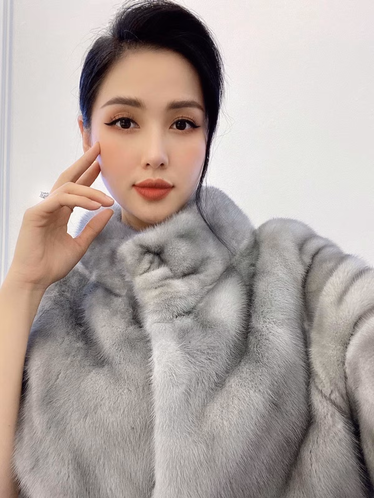 Kết hôn với ông xã đại gia, Tâm Tít cũng rời showbiz Việt, lui về hậu trường để thực hiện thiên chức làm mẹ, làm vợ.