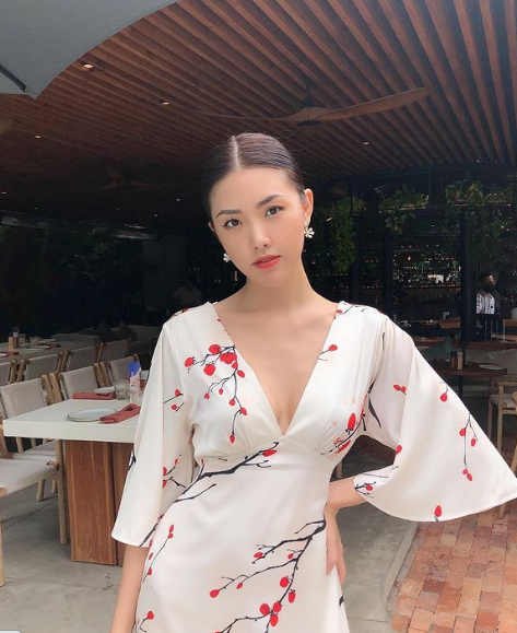 Ngoài những bức hình duyên dáng trong đồng phục áo dài trên mỗi chuyến bay, người đẹp 9x luôn chọn cho mình những bộ trang phục đời thường trẻ trung, tươi tắn.