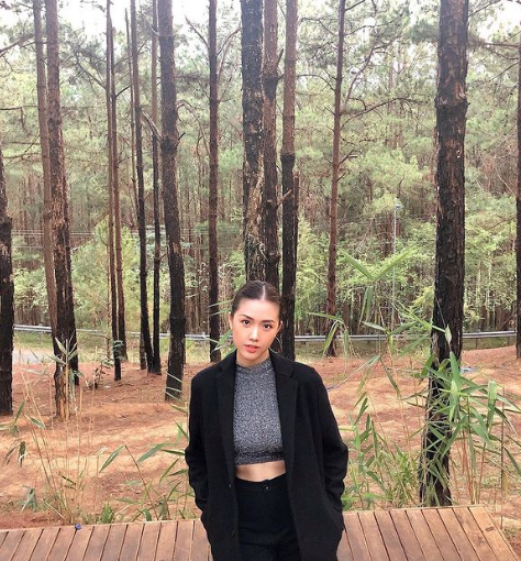 Được biết, Kim My là tiếp viên khoang thương gia của một hãng hàng không trong nước. Từ khi xuất hiện trong dàn phù dâu xinh đẹp của một nữ tiếp viên hàng không, tên tuổi của cô dần dần được cộng đồng mạng chú ý đến. Sở hữu nhan sắc cùng vóc dáng đều nổi trội, Kim My nhanh chóng được mọi người gọi là "hot girl hàng không".