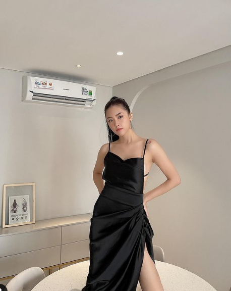 Cởi bỏ đồng phục bay, nàng hot girl nhanh chóng gây sức hút mạnh mẽ bởi đường cong cơ thể với số đo ba vòng lần lượt là 86-64-90 và chiều cao 1m68.