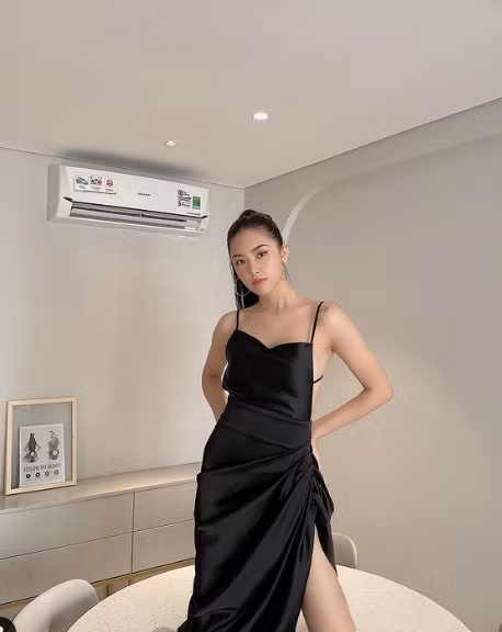 Cởi bỏ đồng phục bay, nàng hot girl nhanh chóng gây sức hút mạnh mẽ bởi đường cong cơ thể với số đo ba vòng lần lượt là 86-64-90 và chiều cao 1m68.